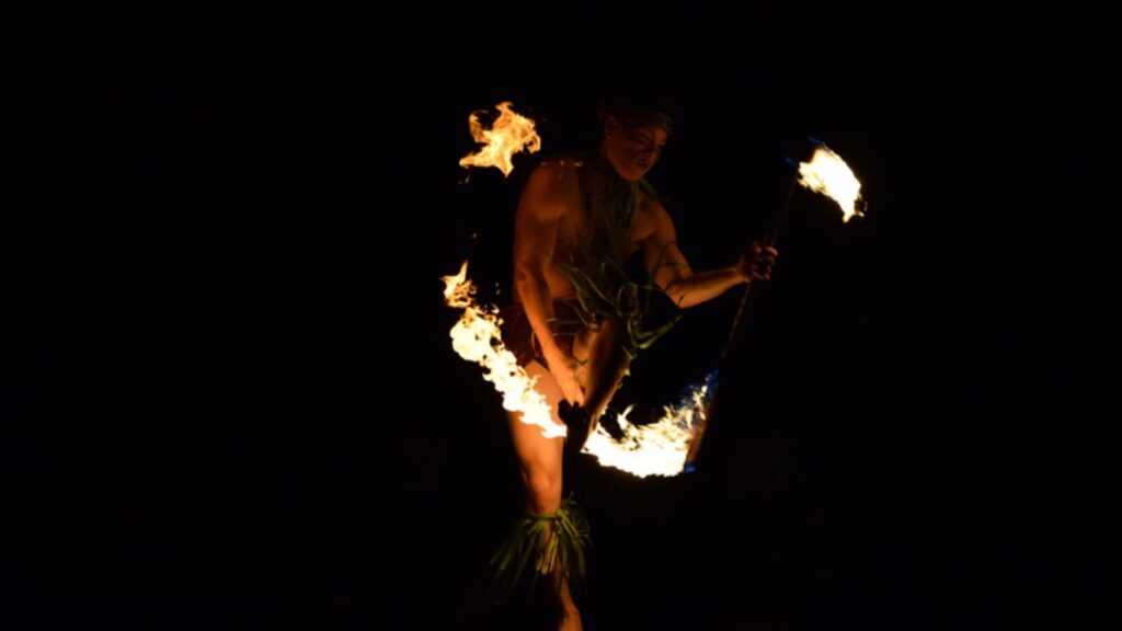 polynesian cultural center vs paradise cove luau